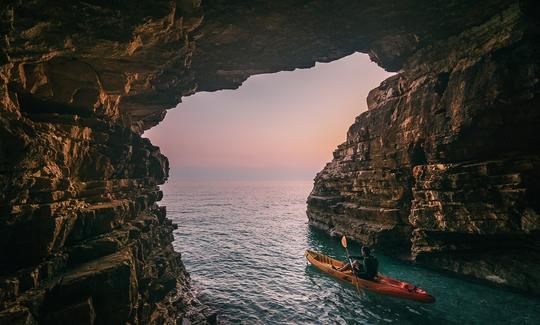 Passeio guiado de caiaque com experiência em cavernas e safári em Premantura, Croácia