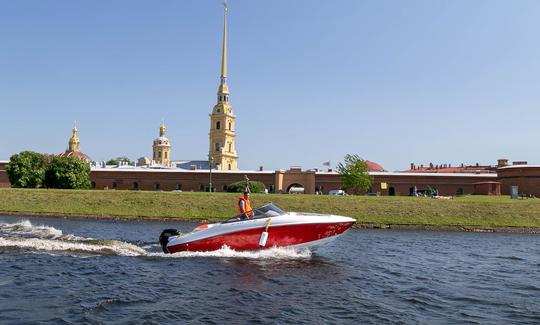 Alquiler de lancha motora para 6 personas con capitán en San Petersburgo, Rusia