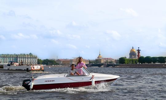 Alquile el barco «Tolsty» para 2-4 personas en San Petersburgo, Rusia