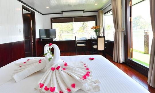 3 Days 2 Nights Luxury Cruise onboard 4.5 Star Sapphire Cruise Junk Boat in Vietnam!