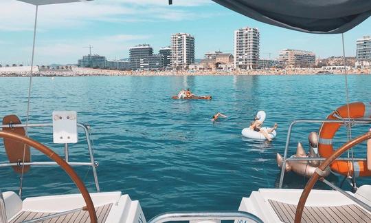 Belo passeio de barco em Barcelona a bordo de um 409 Sun Odyssey para 11 pessoas