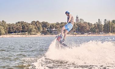 Vuelo de introducción al flyboard en Helsinki, Finlandia