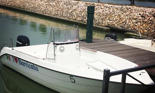 Découvrez le plaisir unique de la pêche en louant un bateau à moteur pour 7 personnes à Porto Tolle, en Vénétie