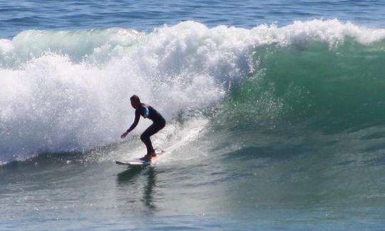 Leçon de surf avec un instructeur expérimenté à Tamraght, au Maroc - Profitez d'une réduction pour le mois d'octobre !