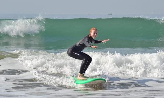 Leçon de surf avec un instructeur expérimenté à Tamraght, au Maroc - Profitez d'une réduction pour le mois d'octobre !