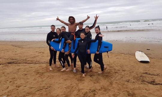 Leçon de surf avec un instructeur expérimenté à Tamraght, au Maroc - Profitez d'une réduction pour le mois d'octobre !