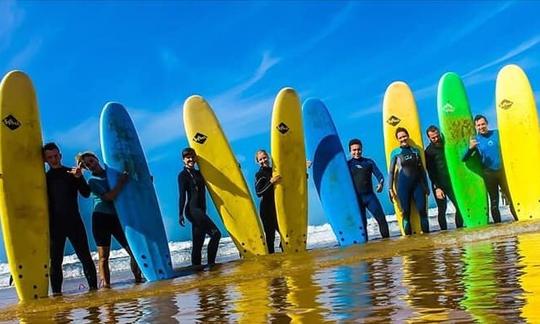 Leçon de surf avec un instructeur expérimenté à Tamraght, au Maroc - Profitez d'une réduction pour le mois d'octobre !