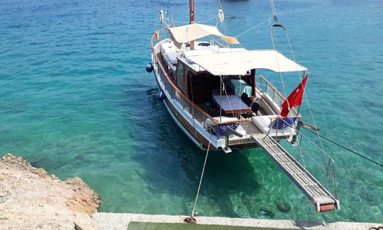 Recorra la hermosa costa: almuerzo y fruta incluidos para el alquiler de goletas en Bodrum