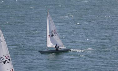 Alquila un bote de vela Laser One en Mombasa, Kenia