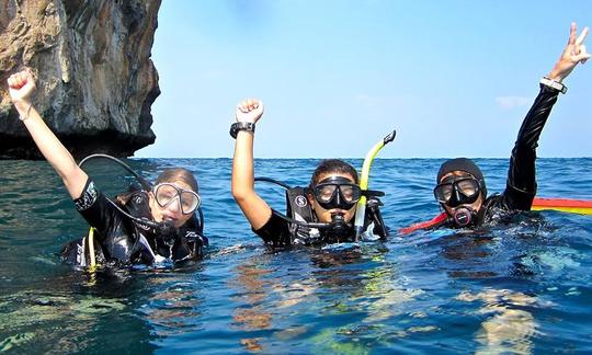 Location de bateau privé pour la plongée avec tuba, le tourisme et la plongée sous-marine pour les couples, les familles et les groupes à Tambon Rawai, Phuket