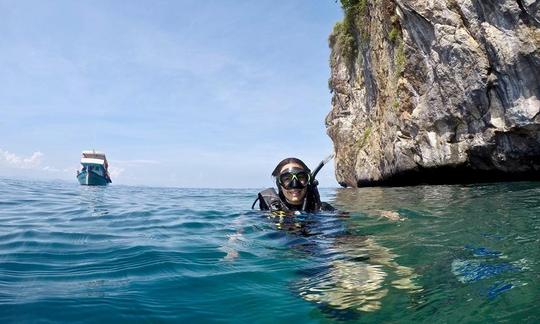 Location de bateau privé pour la plongée avec tuba, le tourisme et la plongée sous-marine pour les couples, les familles et les groupes à Tambon Rawai, Phuket