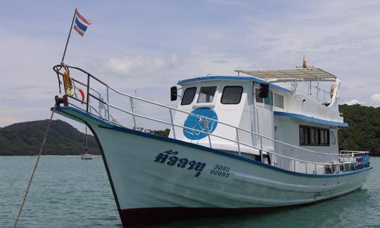 Location de bateau privé pour la plongée avec tuba, le tourisme et la plongée sous-marine pour les couples, les familles et les groupes à Tambon Rawai, Phuket