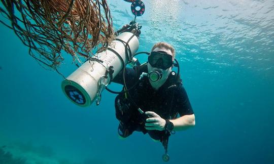 Excursions de plongée sous-marine autour des sites de plongée célèbres de Phuket avec le centre de plongée primé SSI Diamond