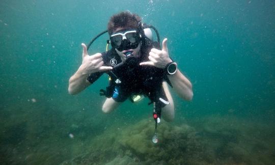 Excursions de plongée sous-marine autour des sites de plongée célèbres de Phuket avec le centre de plongée primé SSI Diamond