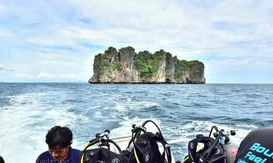 Excursions de plongée sous-marine autour des sites de plongée célèbres de Phuket avec le centre de plongée primé SSI Diamond