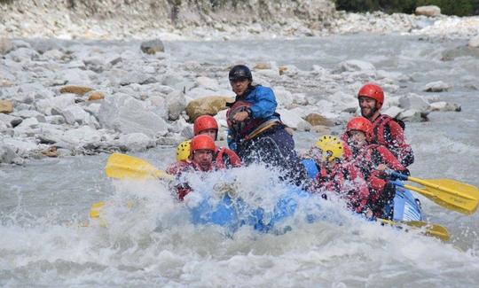 Descubra o Rio Ródano da Suíça em sua balsa! Reserve hoje uma viagem de rafting fácil a desafiadora!