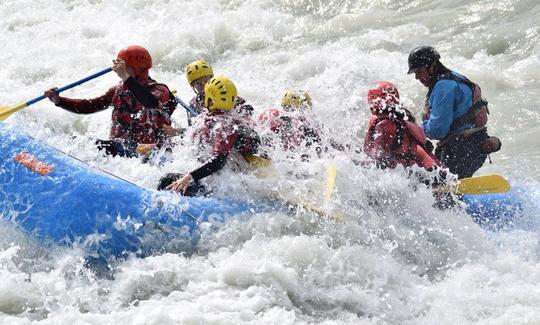 Descubra o Rio Ródano da Suíça em sua balsa! Reserve hoje uma viagem de rafting fácil a desafiadora!