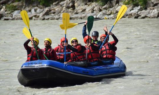 Descubra o Rio Ródano da Suíça em sua balsa! Reserve hoje uma viagem de rafting fácil a desafiadora!