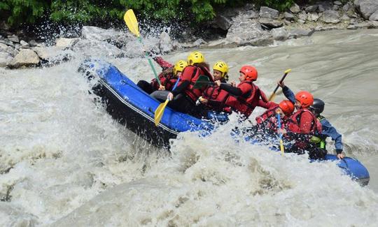 Descubra o Rio Ródano da Suíça em sua balsa! Reserve hoje uma viagem de rafting fácil a desafiadora!