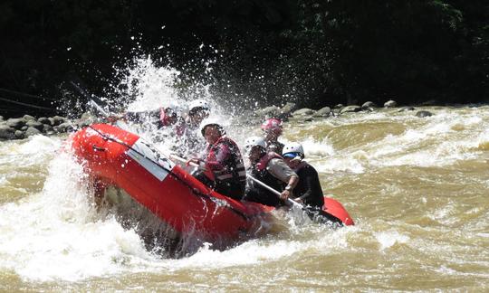 Excursion extrême en rafting à Cagayan de Oro, dans le nord de Mindanao