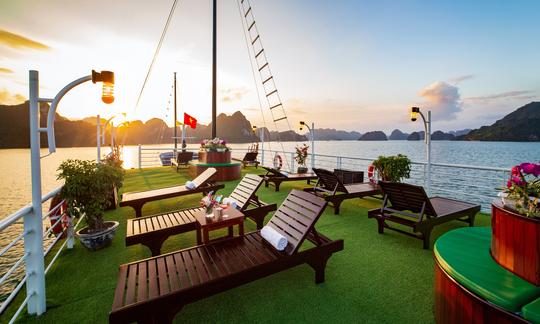 ¡Cruceros Lavender Elegance, kayak de 3 días, cuevas, Taichi y vista al mar desde Hanoi!