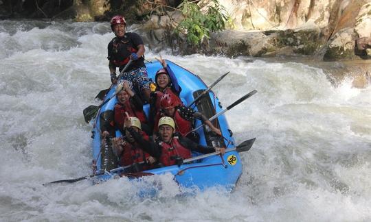 3 horas de viagem de rafting em corredeiras no rio Kampar, Perak em Gopeng