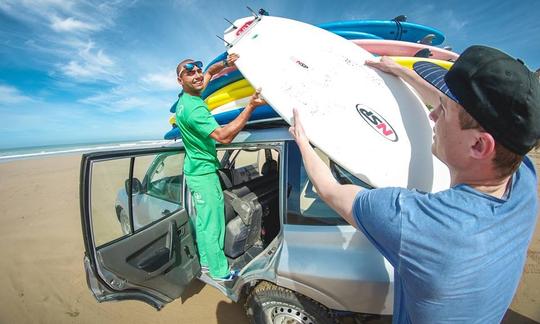 Cours de surf pour débutants à intermédiaires et forfaits de safari de surf guidés à Tamraght, Souss Massa