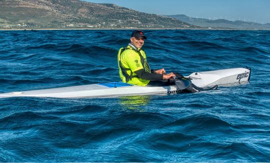 Lección de remo en kayak en la laguna de Dor Shore, en Tel Aviv, Israel