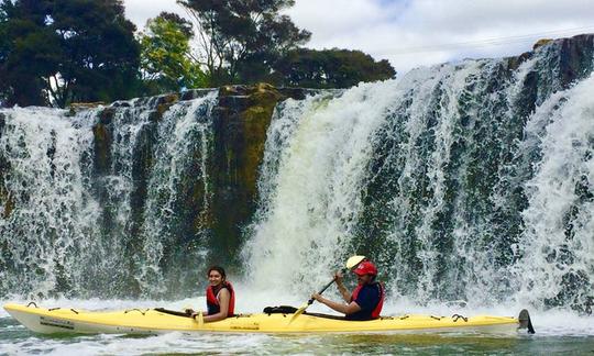 Passeio guiado de caiaque de 3 horas pela Baía das Ilhas até a cachoeira Haruru Falls