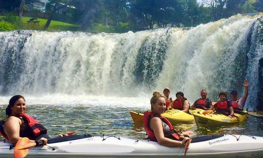 Passeio guiado de caiaque de 3 horas pela Baía das Ilhas até a cachoeira Haruru Falls