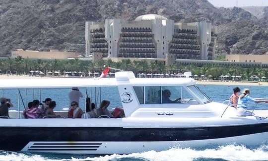 Alquiler de barco privado de 36 pies para 15 personas en Muscat, Omán