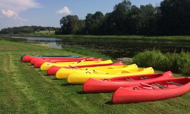 Alugue canoa de 2 ou 3 lugares para viagens nos rios Mūsa e Lielupe! 12 canoas disponíveis para alugar!