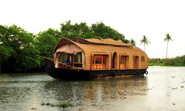 Location de péniche de luxe à Pathiramanal Boat Jetty Alleppey, Kerala