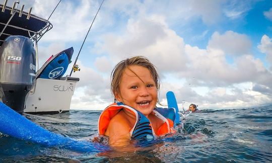 Barco com console central de 24 pés. Transferências em ilhas, surfe, mergulho com snorkel e paisagens panorâmicas.