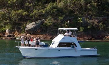 Divirta-se a bordo do Santa Cruz Halvorsen Motor Yacht com estilo no porto de Sydney!