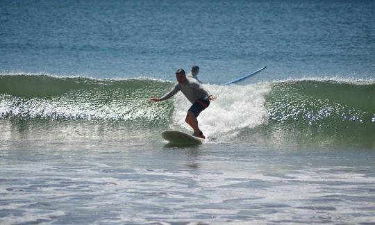 Aulas de surf particulares e em grupo com instrutores profissionais de surf em Puerto Carrillo