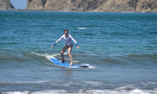 Aulas de surf particulares e em grupo com instrutores profissionais de surf em Puerto Carrillo