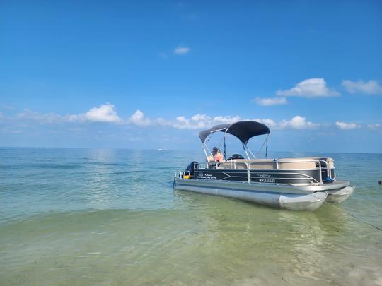 Barco pontoon Sun Trucker de 22 pés para até 10 pessoas com o máximo de conforto e diversão