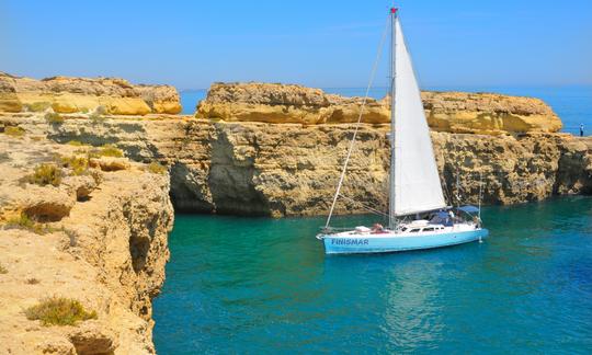 Navegue pela costa de Albufeira a Benagil no monocasco Finismar Cruising de 50 pés