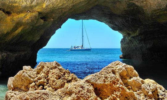 Navegue pela costa de Albufeira a Benagil no monocasco Finismar Cruising de 50 pés