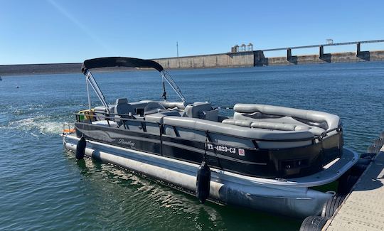 Spacious 25' Bentley Encore on Lake Travis!