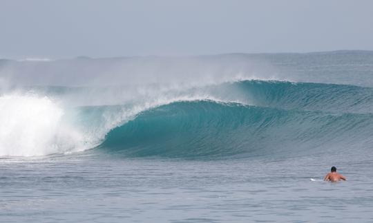 Disfrute de un chárter de surf en Padang, Indonesia, en el megayate Wave Hunter Power de 70 pies