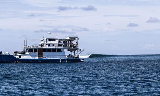 Disfrute de un chárter de surf en Padang, Indonesia, en el megayate Wave Hunter Power de 70 pies