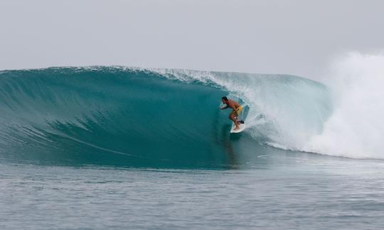 Disfrute de un chárter de surf en Padang, Indonesia, en el megayate Wave Hunter Power de 70 pies