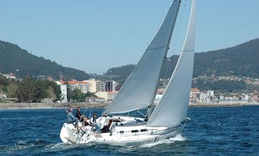 Naviguez à Vigo, en Galice, à bord d'un monocoque Elan Performance Cruising de 31 pieds