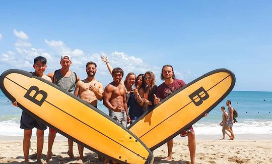 Leçon de surf pour débutants à avancés à Kuta, Bali, en face de la plage McDonalds de Kuta