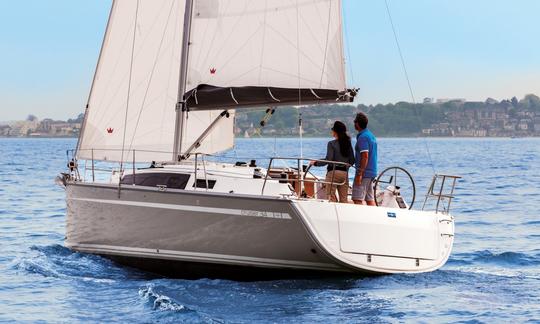 Charter the "ALTHEA" Bavaria Cruiser 34 Cruising Monohull in Alimos, Greece