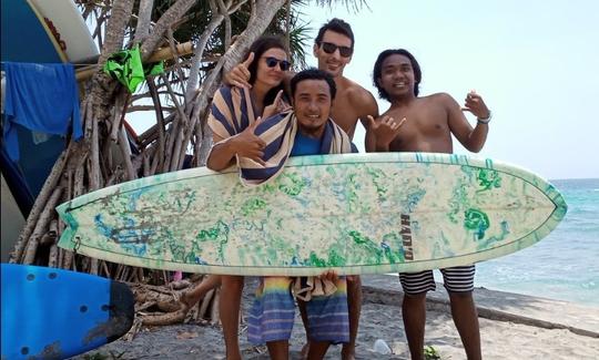 Participe de uma aula de surf em grupo com a Mangsit Surf School Lombok na praia de Mangsit, Lombok, Indonésia