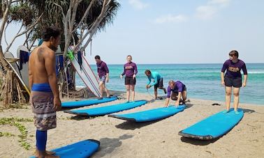 Participez à un cours de surf en groupe avec la Mangsit Surf School Lombok à Mangsit Beach, Lombok, Indonésie