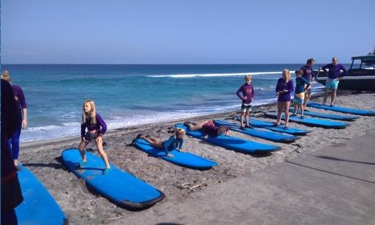 Participe de uma aula de surf em grupo com a Mangsit Surf School Lombok na praia de Mangsit, Lombok, Indonésia